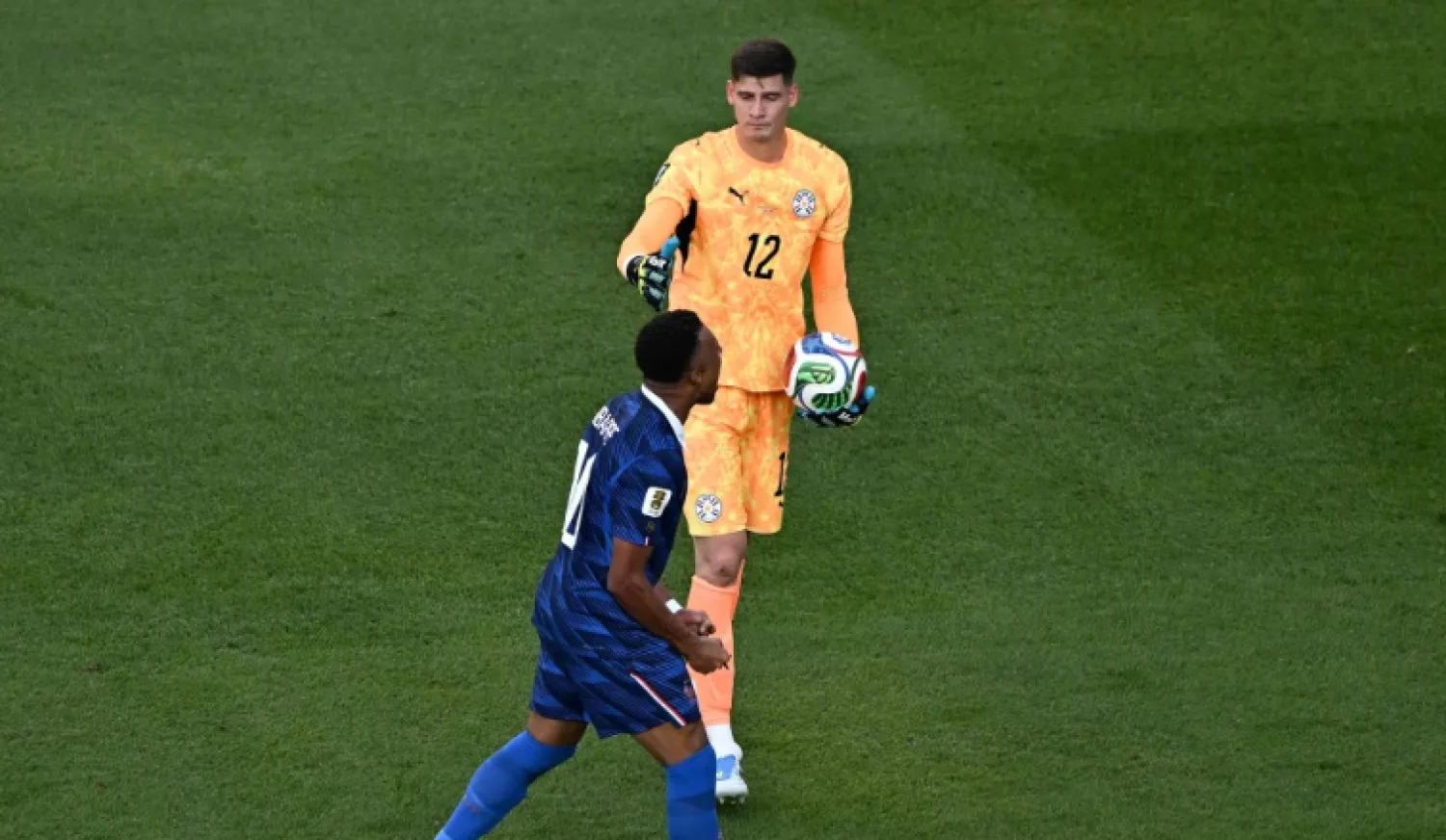 Mbappé y un gesto de "mal ganador": le negó el saludo al arquero paraguayo Orlando Gill