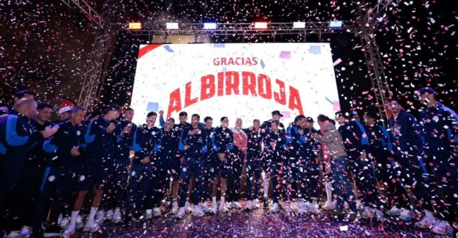 La Albirroja arribó esta madrugada siendo recibidos por el presidente Peña y una multitud de aficionados
