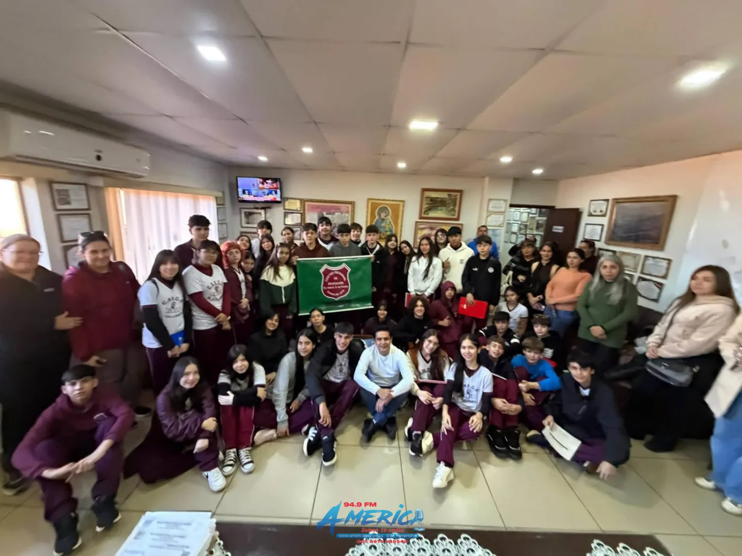 Estudiantes de Ciudad del Este visitan al Intendente Ever Salinas en marco de proyecto cultural