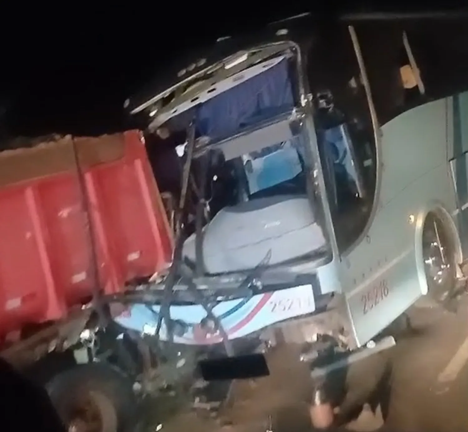 Trágico accidente en Cerro Corá deja un fallecido tras choque entre un ómnibus y un tractocamión