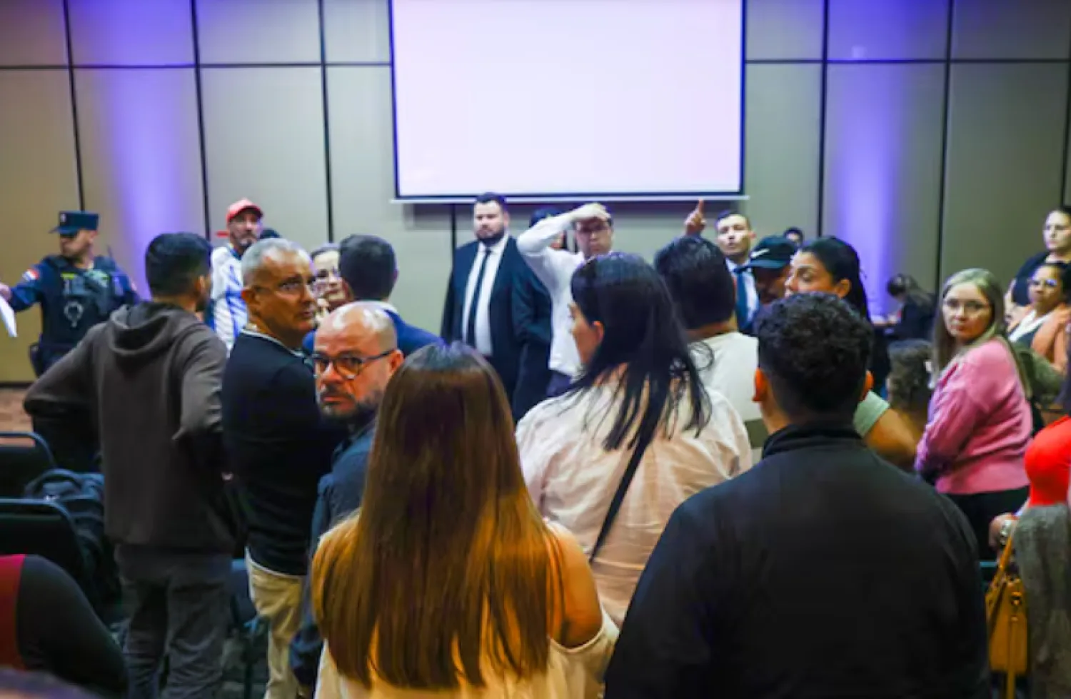 Allanan seminario de doctorado presuntamente ilegal dirigido a cientos de brasileños