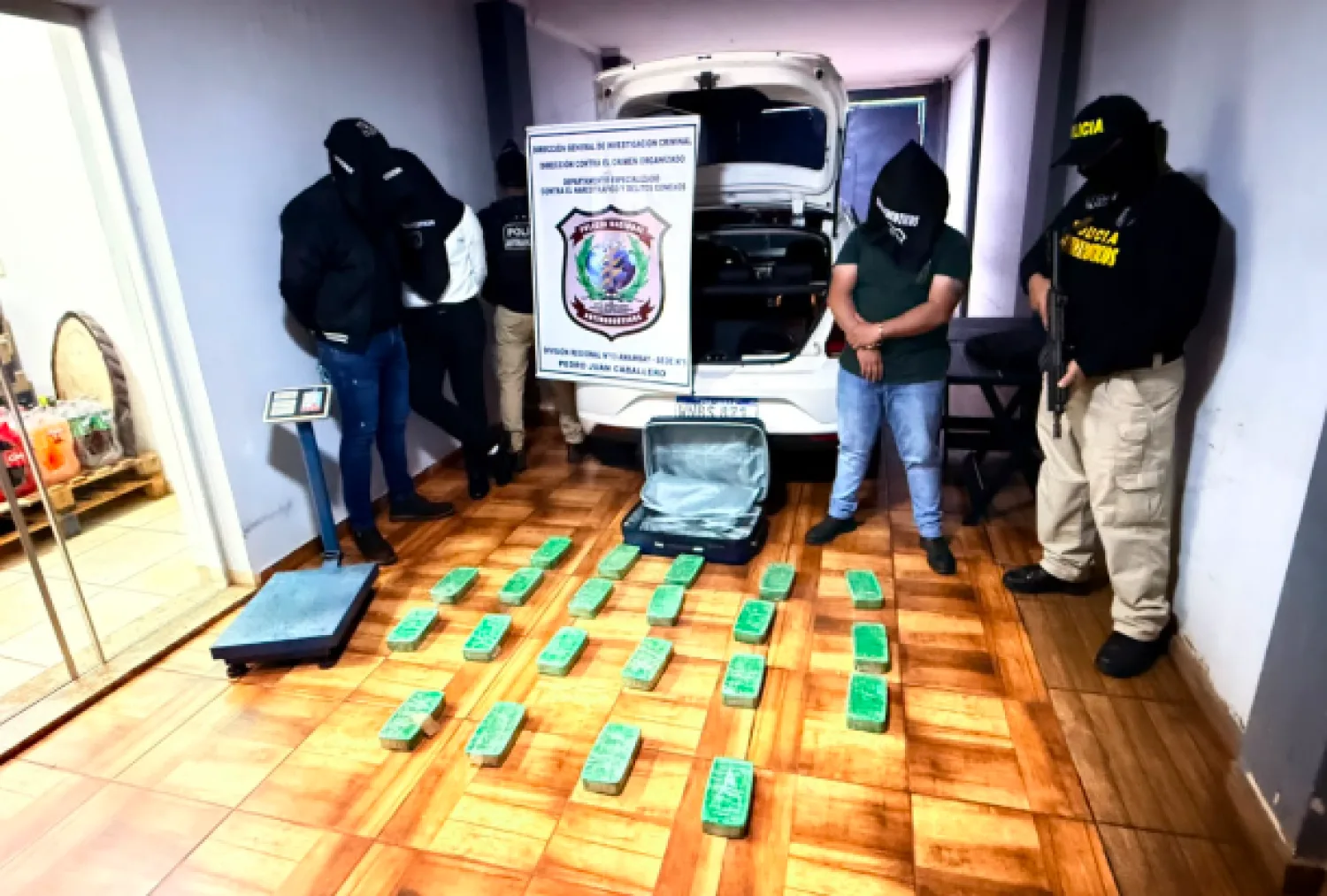 Incautan más de 21 kilos de pasta base de cocaína y detienen a tres jóvenes tras allanamiento en el barrio San Antonio