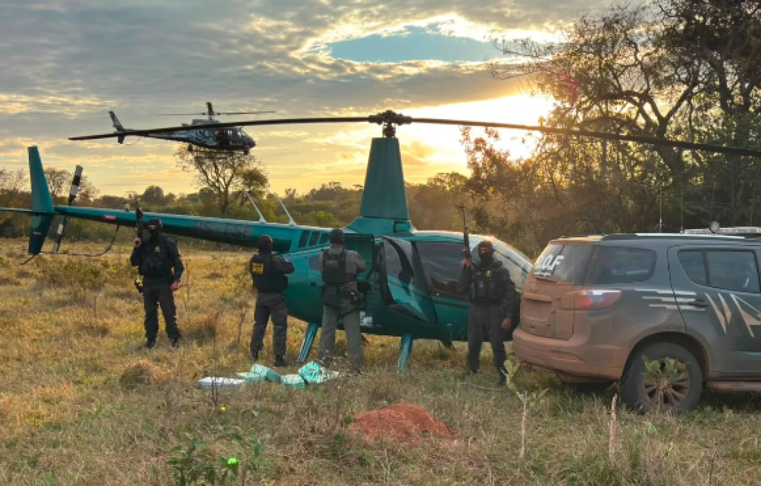 Interceptan helicóptero con casi 350 kilos de cocaína tras persecución en Campo Grande
