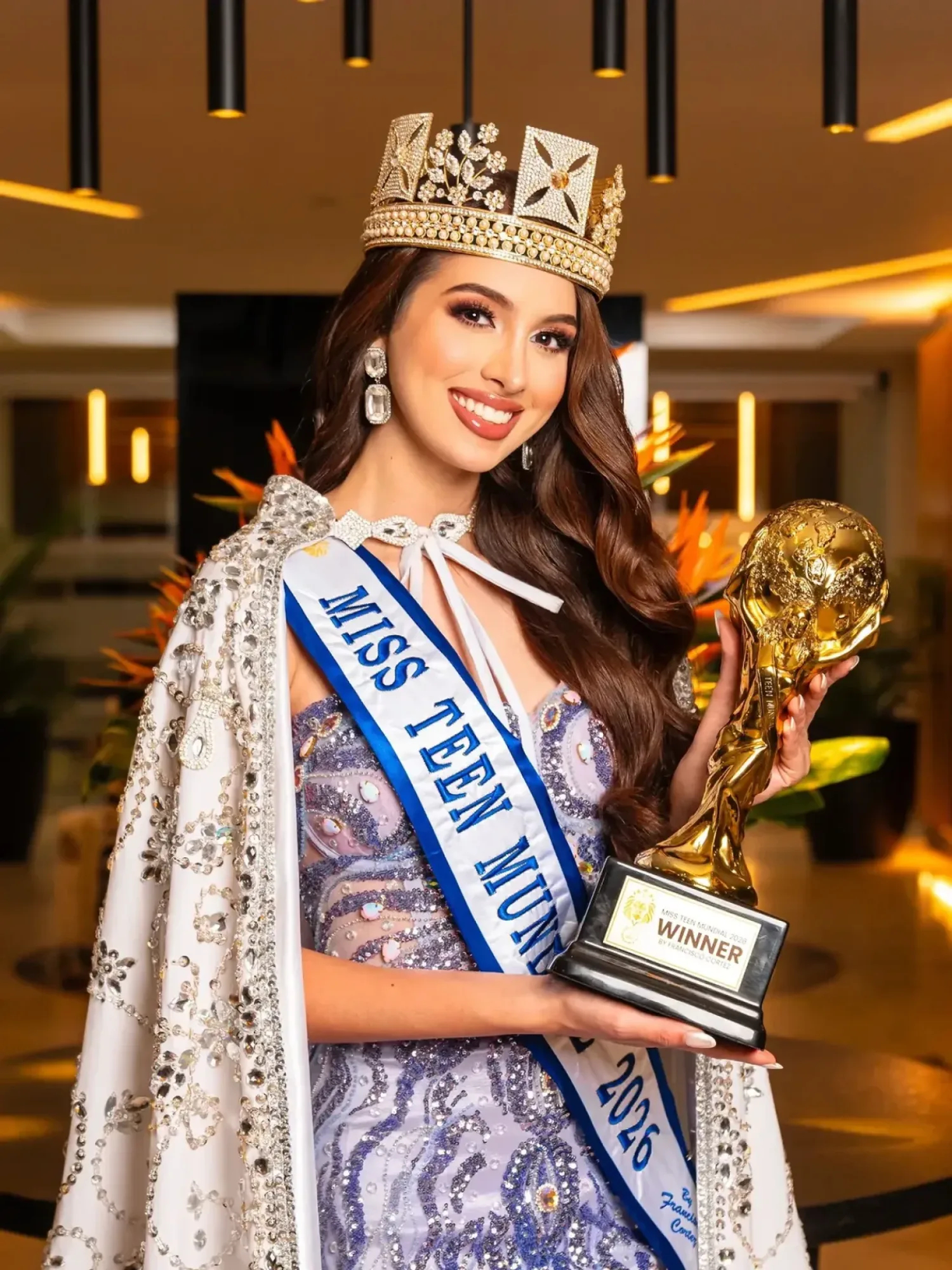 ¡Orgullo nacional! Paraguaya Alondra Espinoza es coronada como la adolescente más bella del mundo