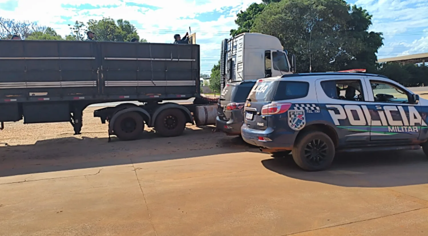 Conductor intenta huir de control policial y choca contra un poste un camión chapa paraguaya  cargado con marihuana en Amandina