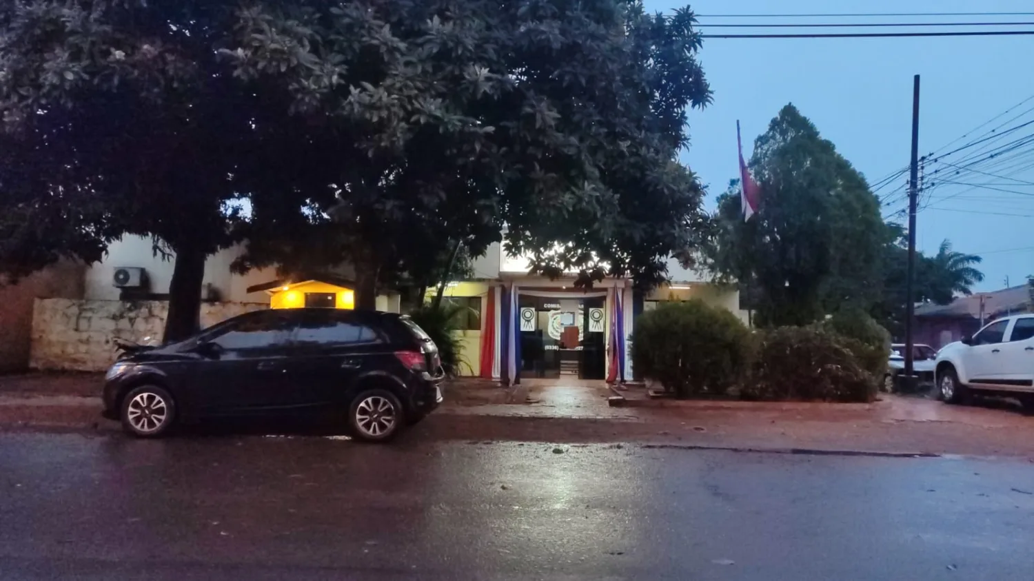 Choque contra columna de la ANDE deja daños materiales y derribe de estructura en el barrio Mcal. Estigarribia