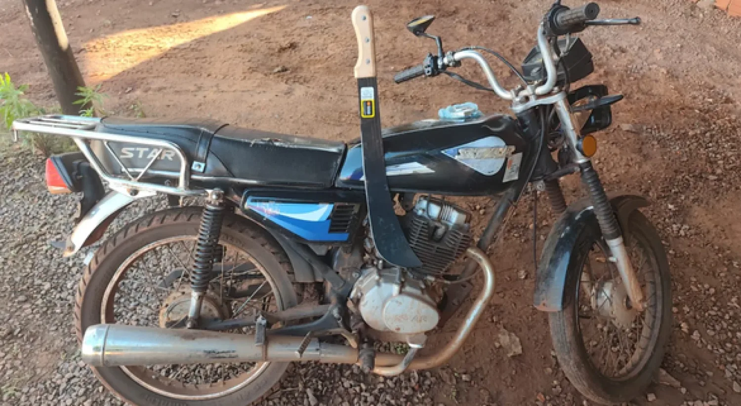 Delincuente armado con un machete roba despensa y abandona su motocicleta al huir