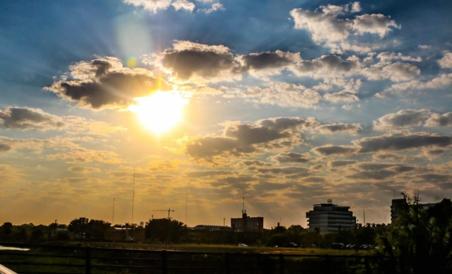 Jueves fresco, nublado y con lluvias en varias zonas del país