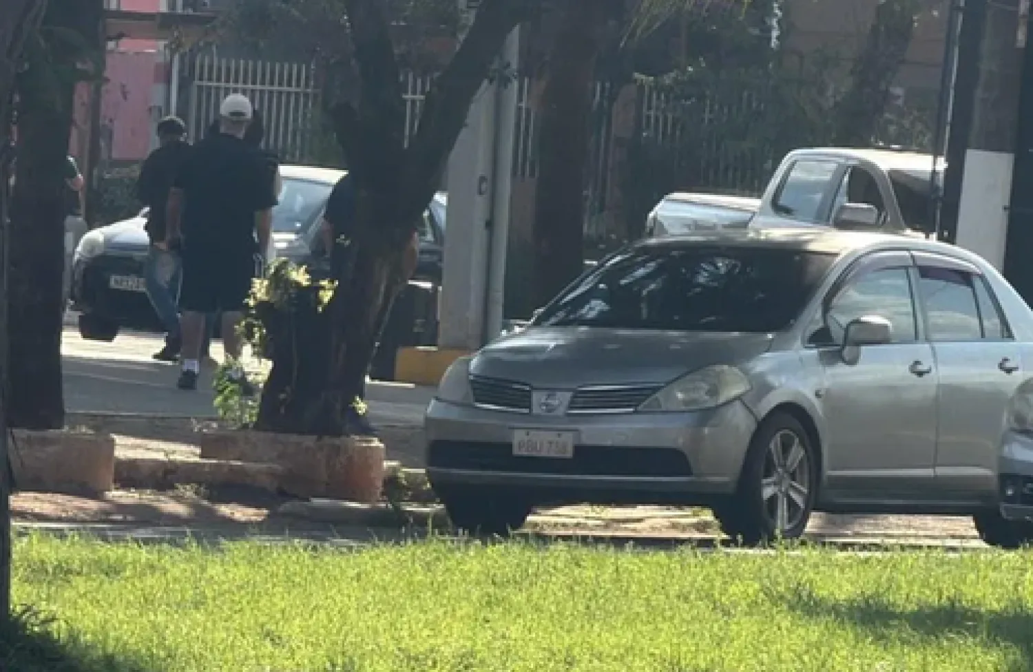 Atentado a balazos en el centro de Ponta Porã: la víctima logró escapar huyendo hacia un bar