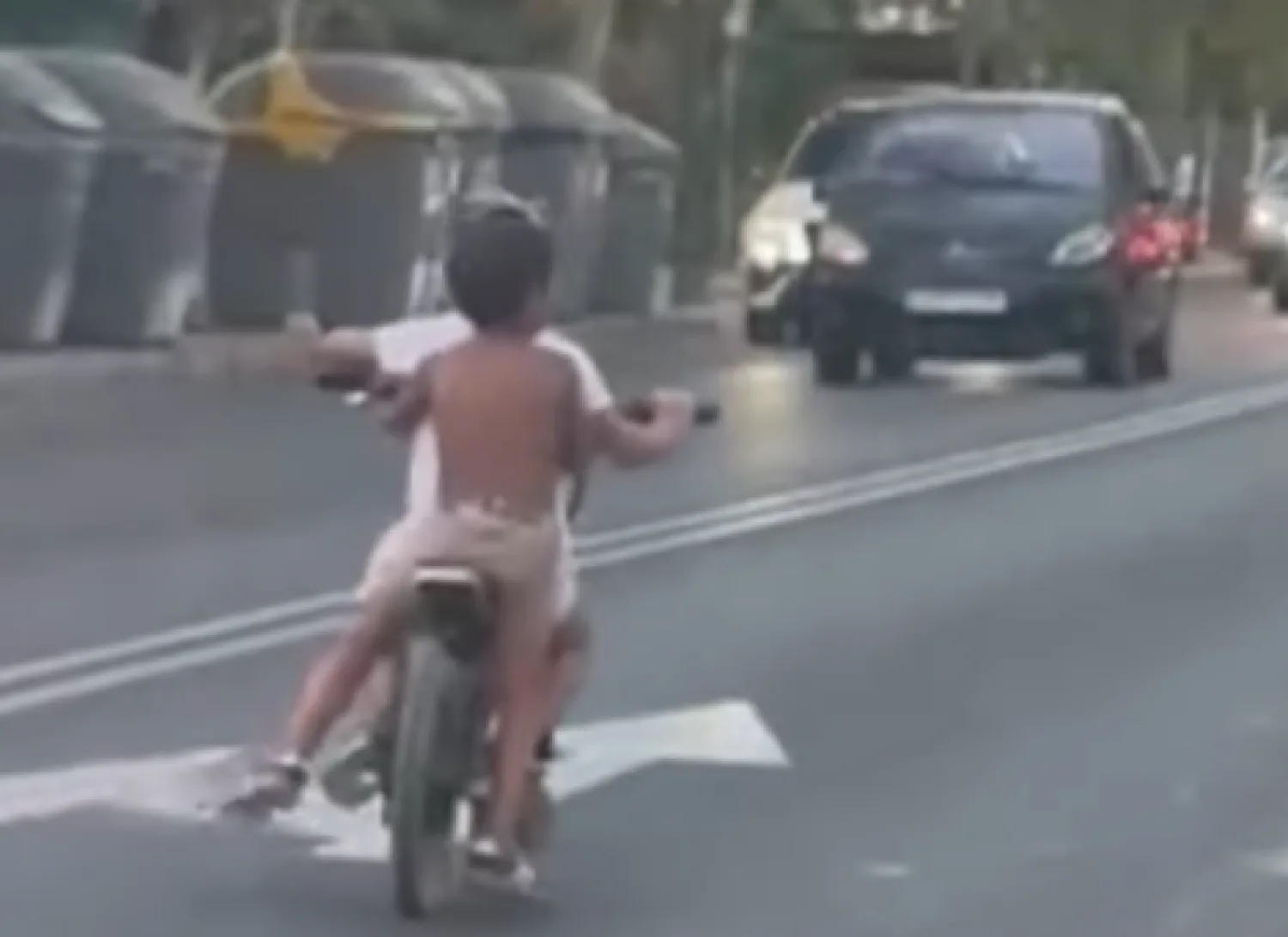 Menor de 12 años toma la moto de su madre a escondidas y su hermanito de 6 años resulta herido tras violenta caída