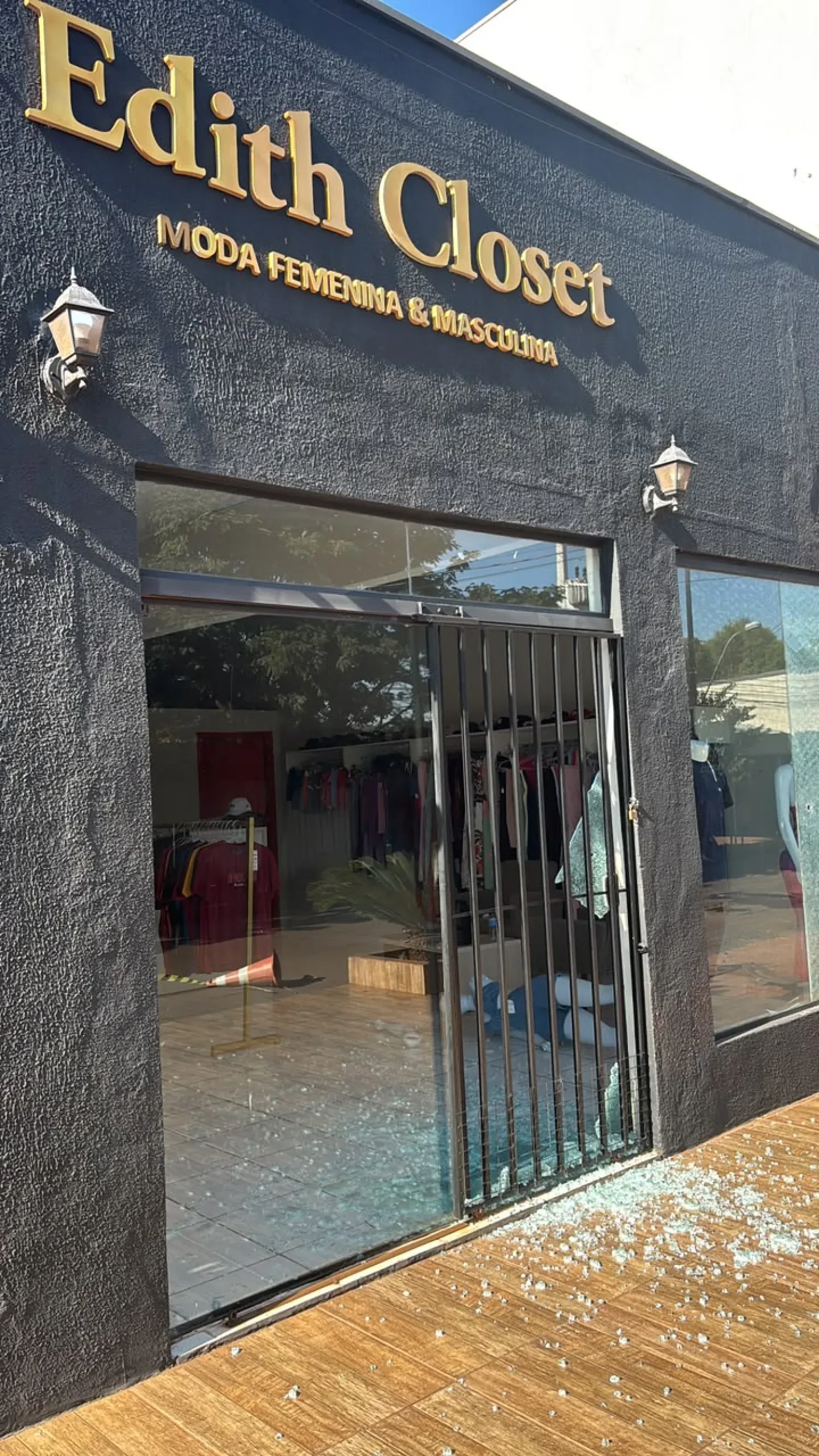 Atentado contra local comercial: Balearon fachada de tienda de ropa en el barrio Guaraní