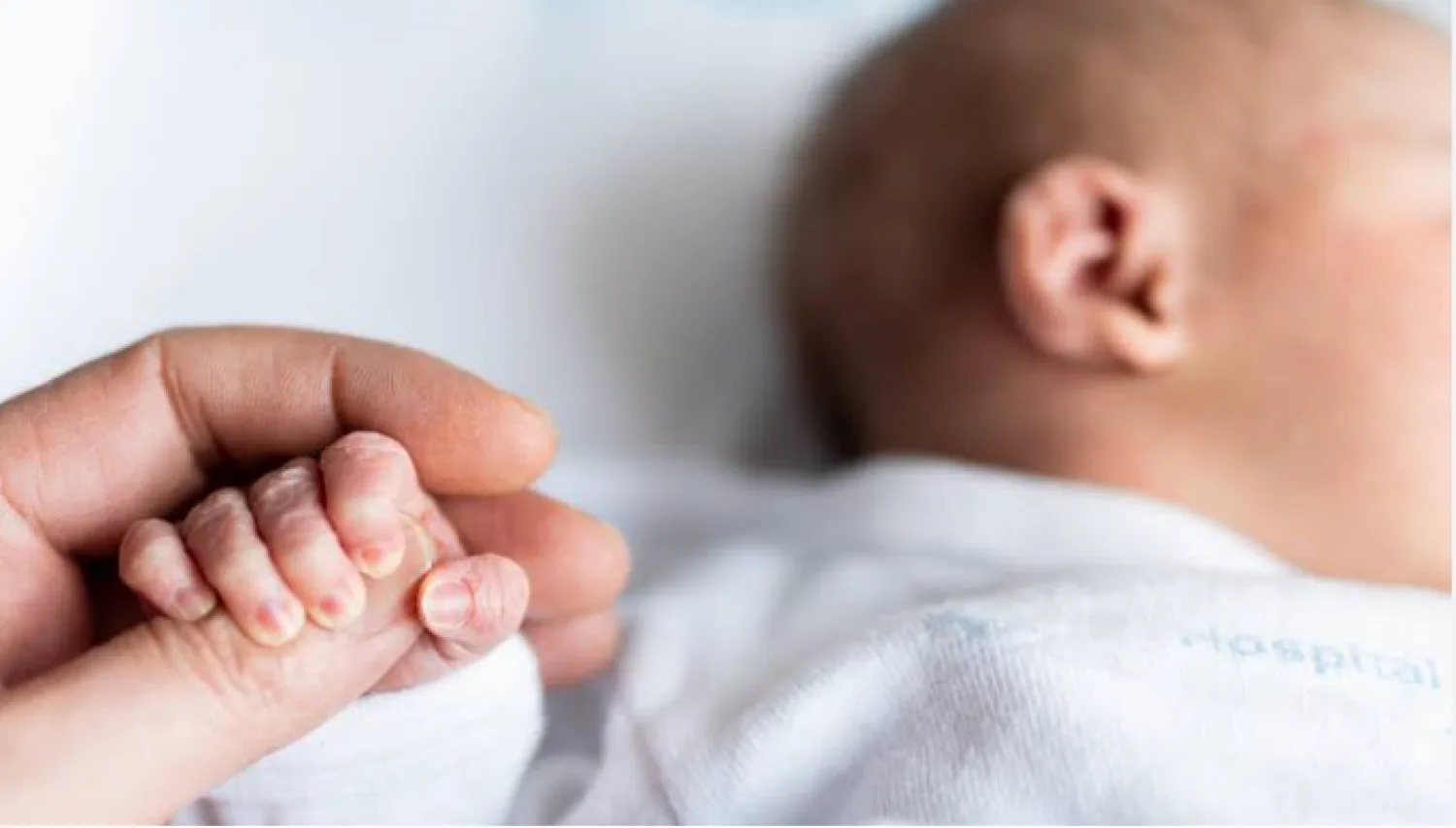 Madre retira a su bebé recién nacida del Hospital Regional sin recibir el alta médica