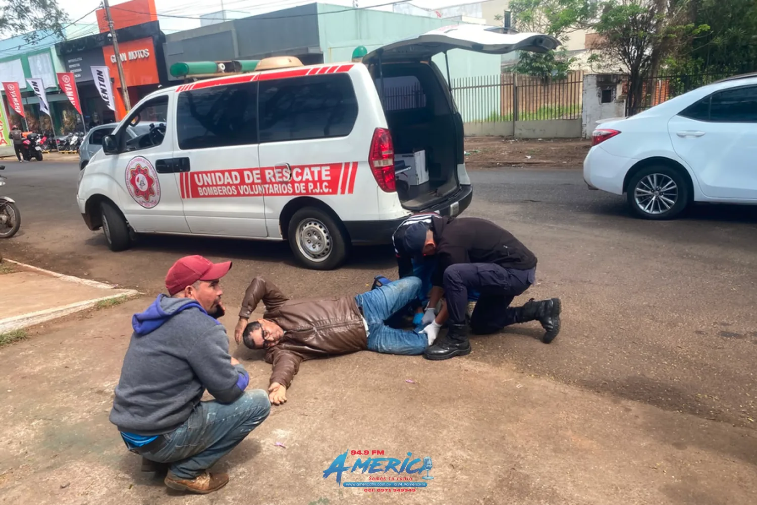 Motociclista sufre fractura expuesta tras violento choque contra un automóvil