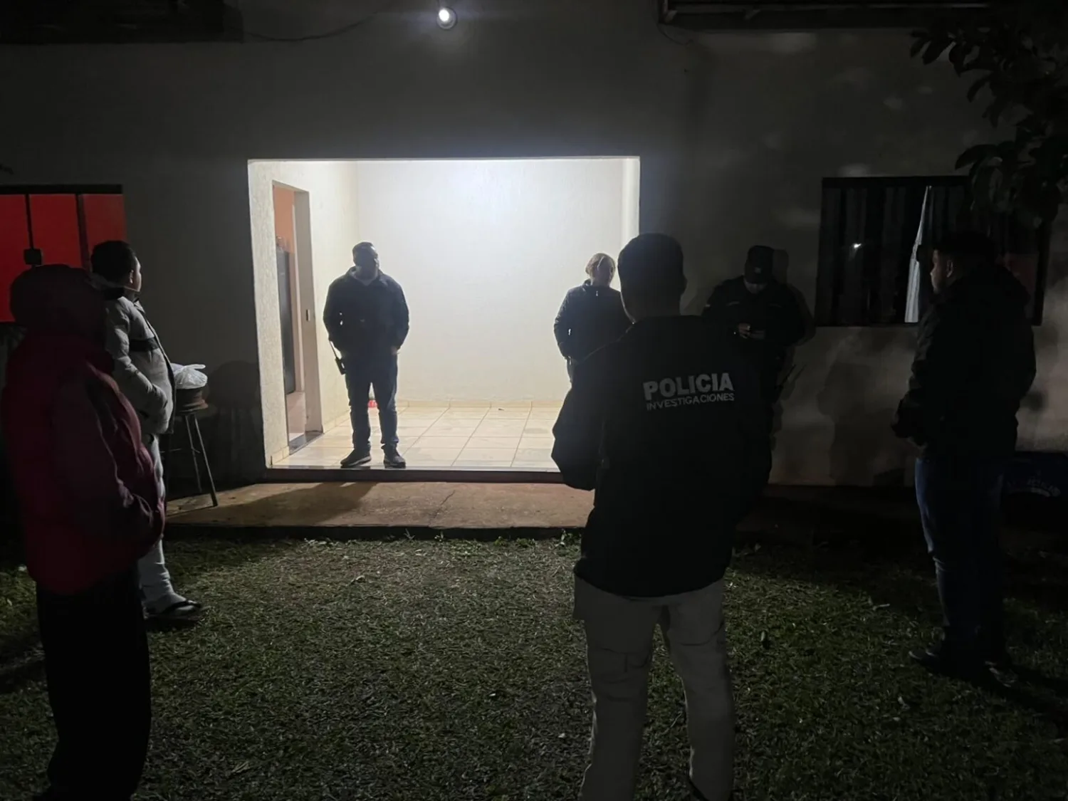 Violento asalto domiciliario en el barrio San Gerardo: delincuentes armados roban moto y celulares