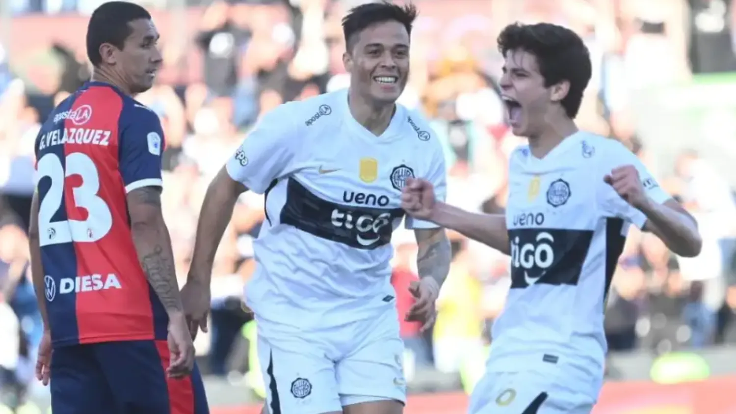 A lo Ciclón: Olimpia da vuelta el clásico ante Cerro Porteño y profundiza la crisis azulgrana