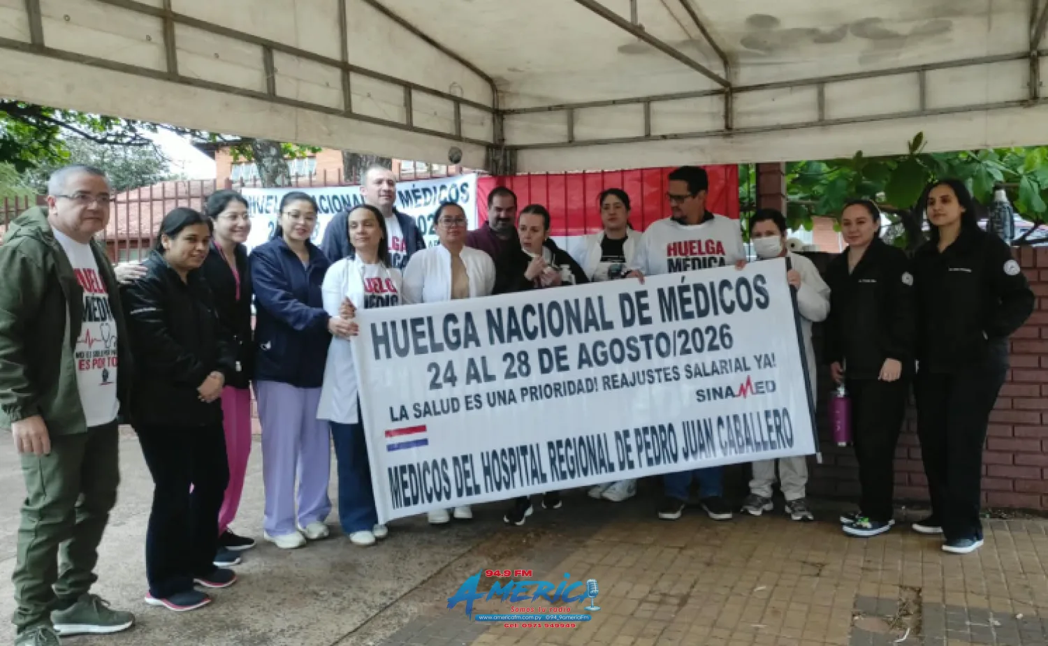 Médicos del sector público inician huelga nacional exigiendo reajuste salarial y anuncian marchas hacia ministerios