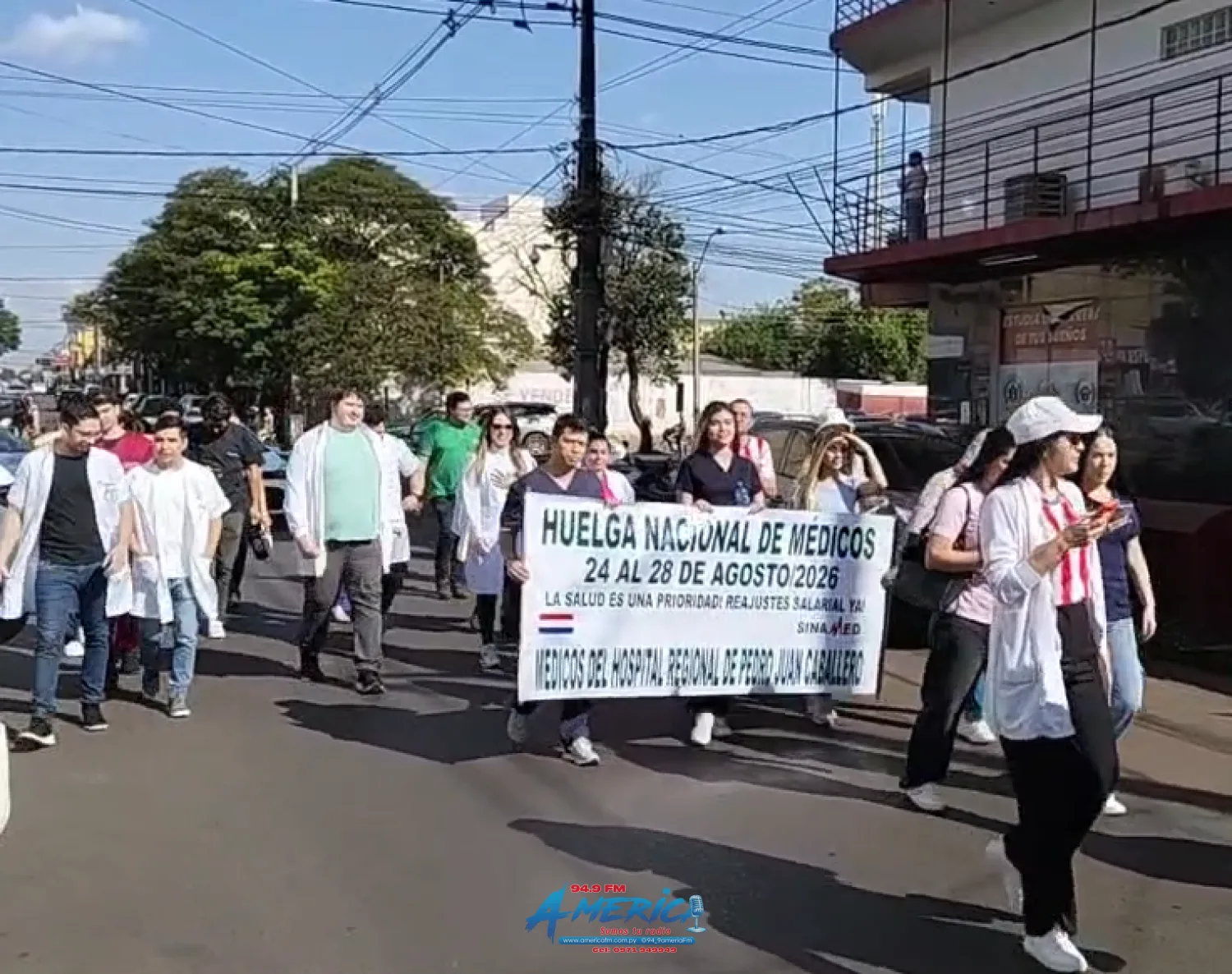 Médicos de Pedro Juan Caballero marchan por el centro en protesta por reivindicaciones salariales