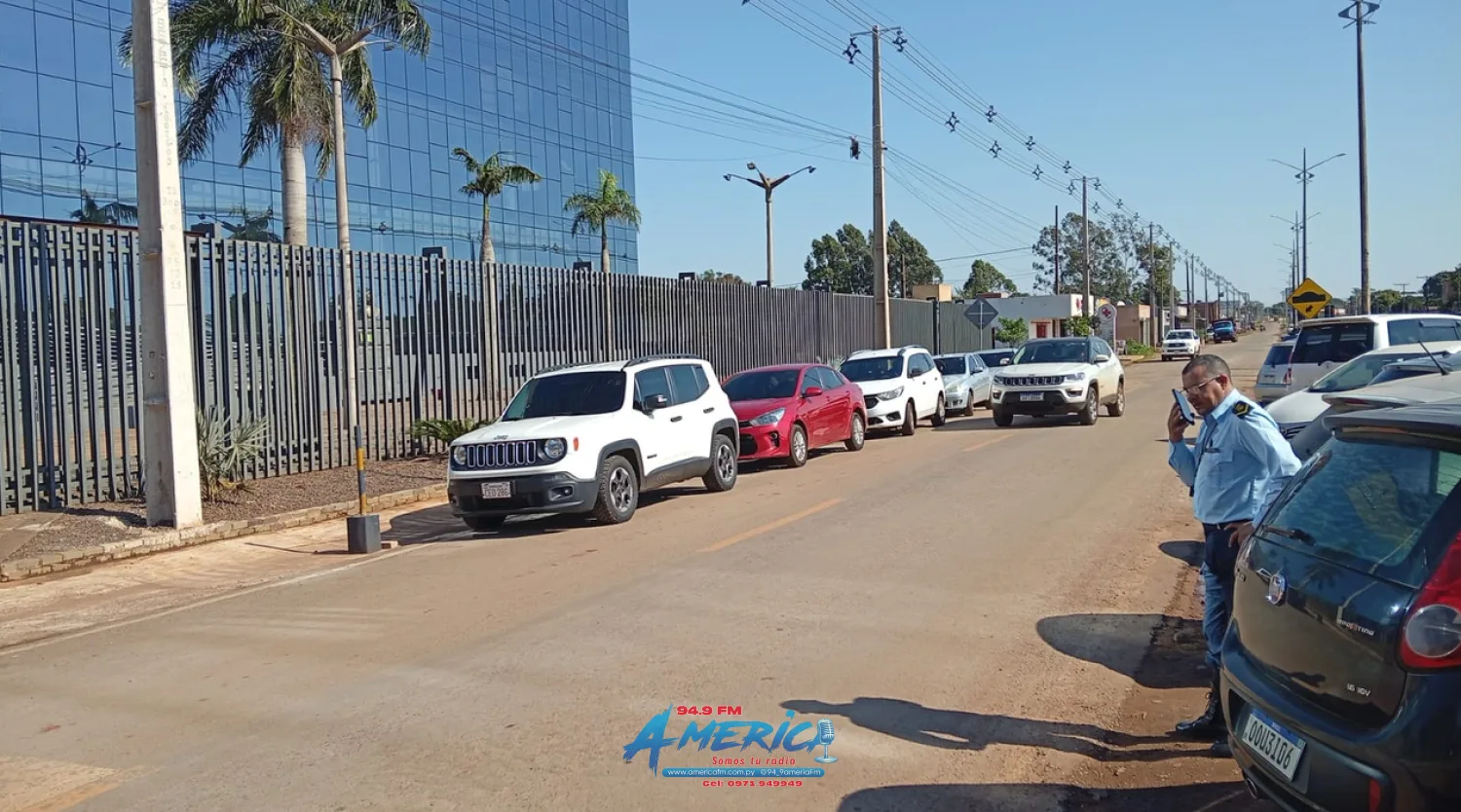 Municipalidad de Pedro Juan Caballero advierte con grúas y multas ante el estacionamiento irregular frente a universidades