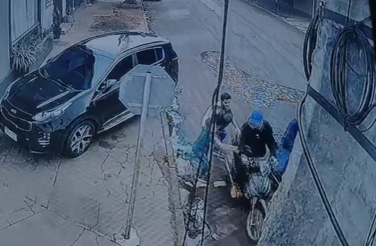 Delincuentes simulan estar armados y roban motocicleta a un joven en el barrio Guaraní