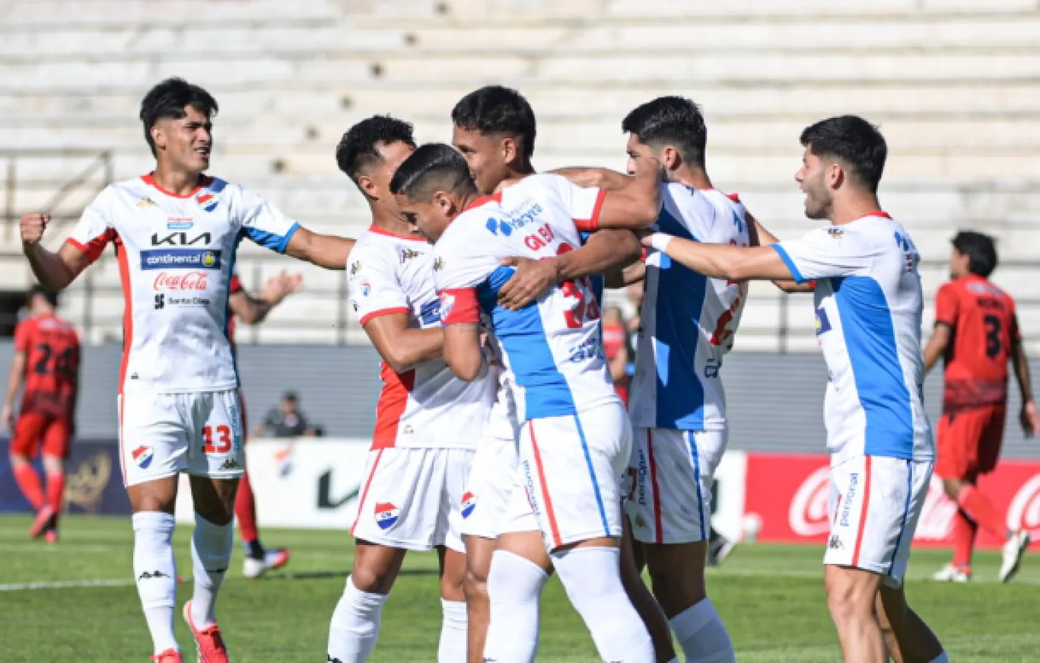 Con la victoria de Nacional ante Libertad por 3-0, el Sportivo 2 de Mayo finaliza la octava fecha del torneo Clausura como único puntero y único invicto