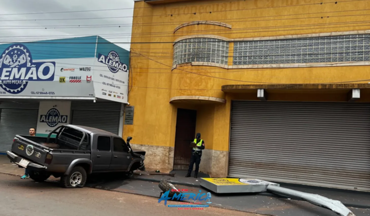 Choque contra local comercial en el barrio General Díaz deja daños materiales e incautación de vehículo