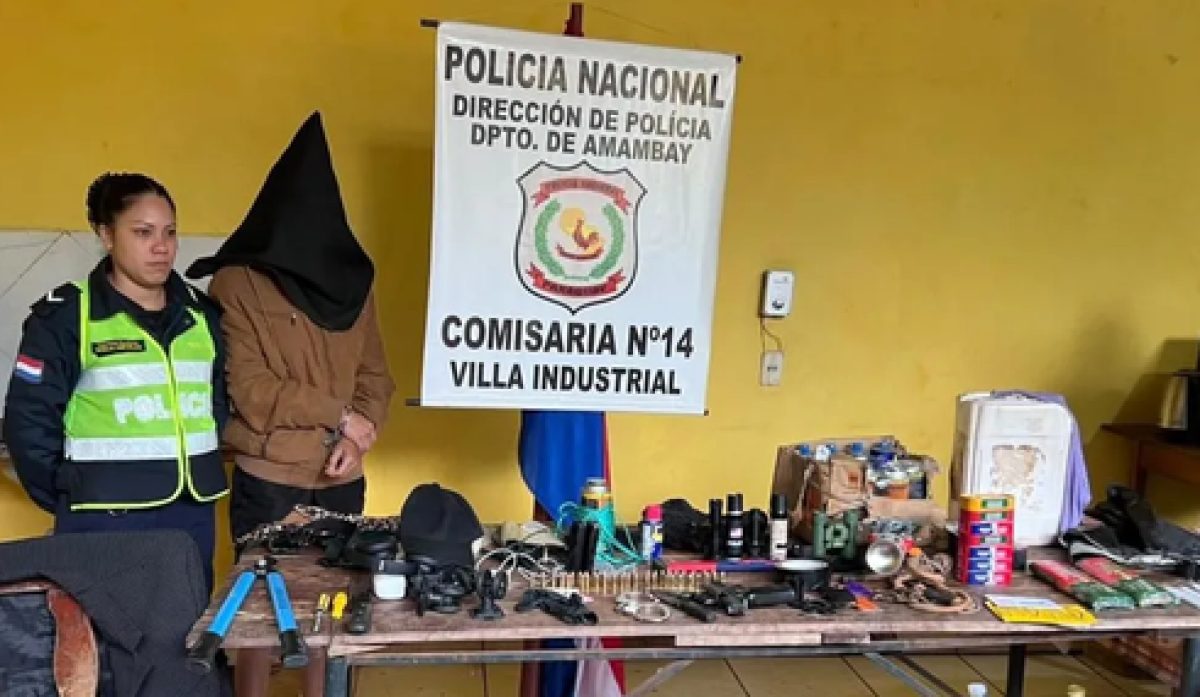 Detienen a ciudadana brasileña con un arsenal, herramientas para asaltos y antecedentes en su país