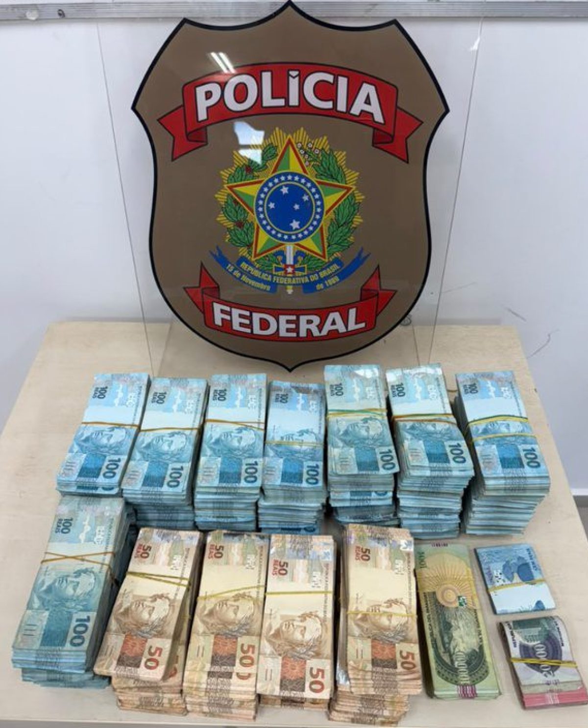 Policía Federal incauta 800 mil reales en efectivo y detiene a funcionaria de una universidad paraguaya en Ponta Porã