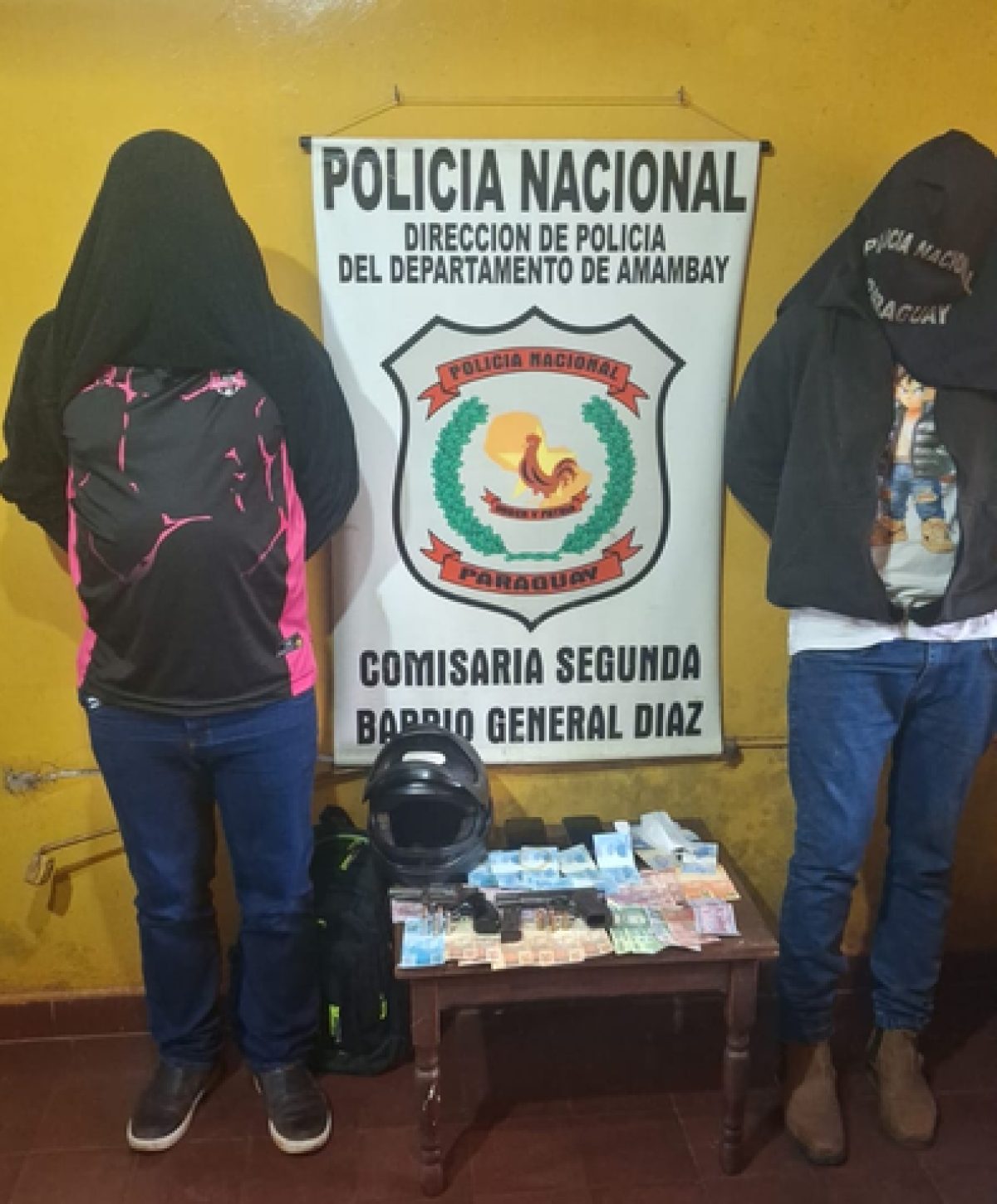 Rápida intervención policial: Detienen a dos asaltantes en flagrancia, recuperan el botín y confiscan armas de fuego
