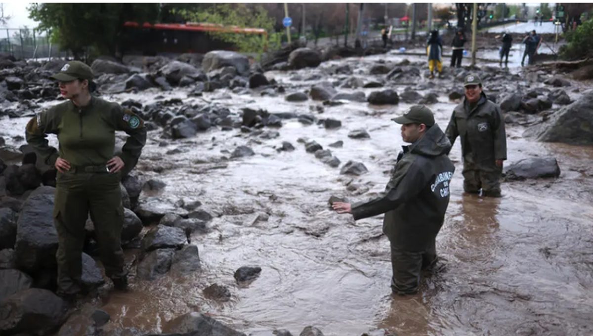 Desastre en Chile: un aluvión deja seis heridos y obliga a evacuar 600 hogares en Santiago