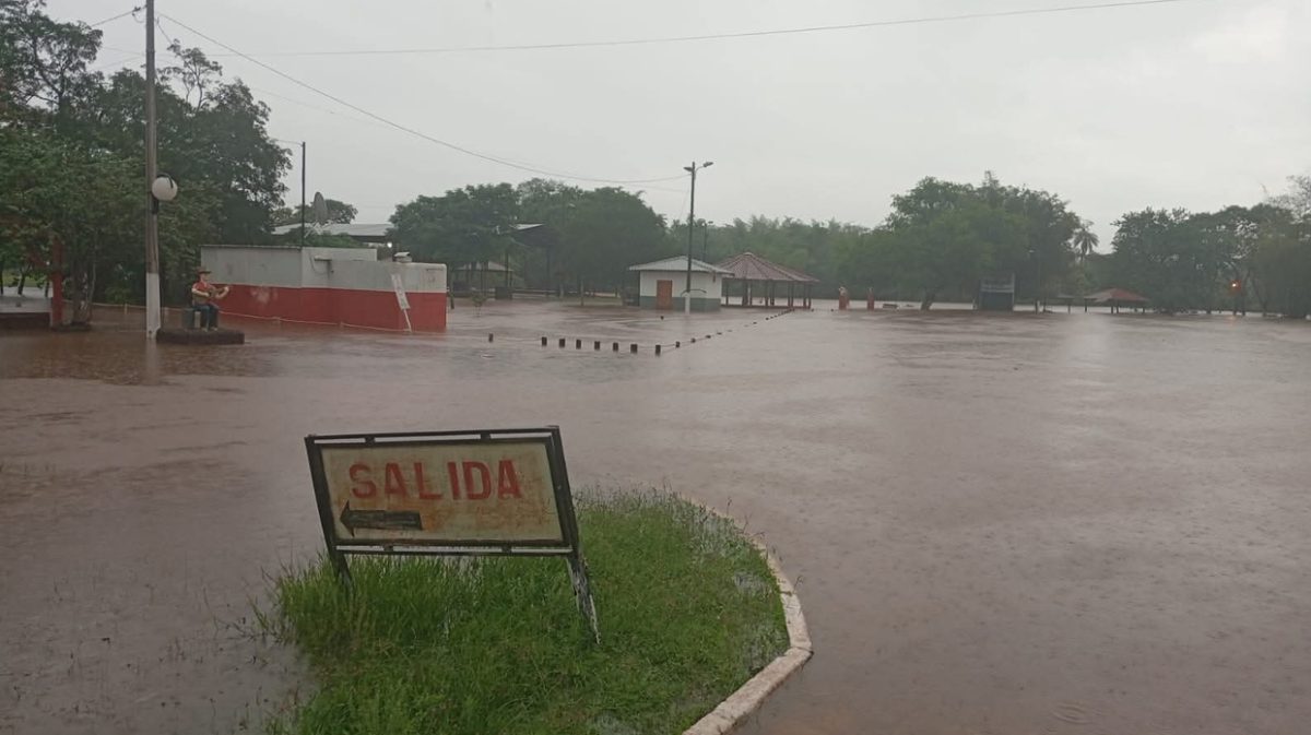 Severas inundaciones en Bella Vista Norte: Familias evacúan tras el desborde del río Apa