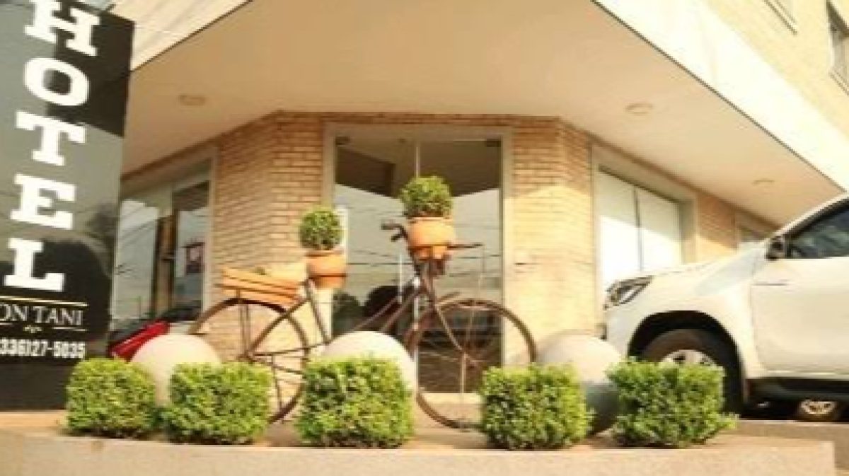 Violento choque entre dos vehículos deja heridos y daños materiales frente a un conocido hotel