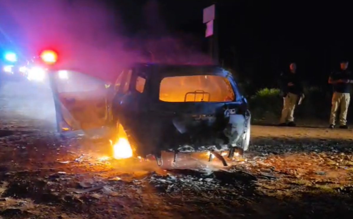 Otra Toyota Fortuner incendiada en la vía pública