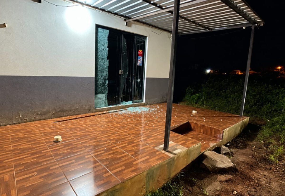 Atacan a balazos una heladería