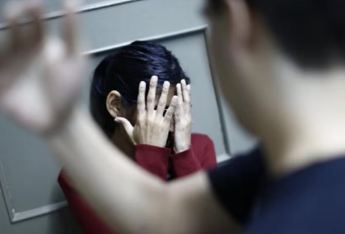 Mujer denuncia salvaje agresión de su concubino y forcejeo que terminó con un disparo accidental